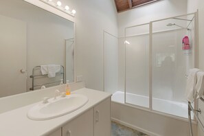Shower, towels - Settle @ Sawmill: 3 BR, 1 BA Cottage in Sawmill Settlement, Sleeps 6 (Sawmill Settlement)