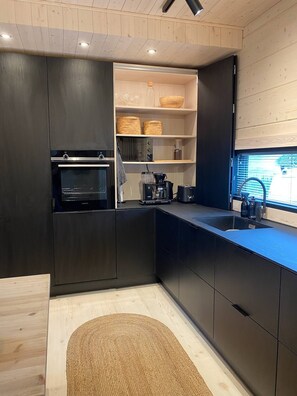 Deluxe Villa, Courtyard View | Private kitchen