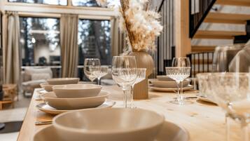 Deluxe-huvila, näköala pihalle | Ruokasali