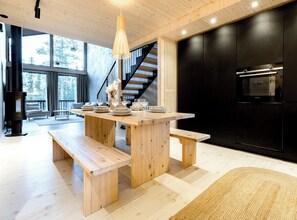 Villa – deluxe, bakgårdsutsikt | Spisestue