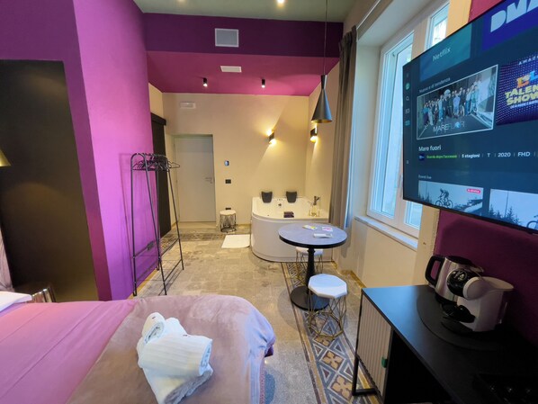 ستائر تعتيم وتجهيزات عازلة للصوت