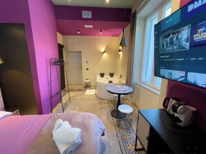 Quarto casal luxo, 1 cama Queen, sacada, vista para o pátio | Cortinas blackout, quartos à prova de som