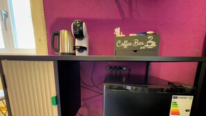 Een koffiebar met een waterkoker, een koffieapparaat en een bordje met de tekst 'Coffee Bar 2'.