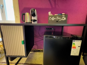 Quarto casal luxo, 1 cama Queen, sacada, vista para o pátio | Minibar