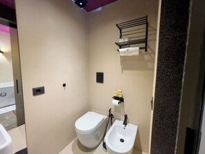 Quarto casal luxo, 1 cama Queen, sacada, vista para o pátio | Banheiro | Secador de cabelo, toalhas de banho, sabonete, shampoo