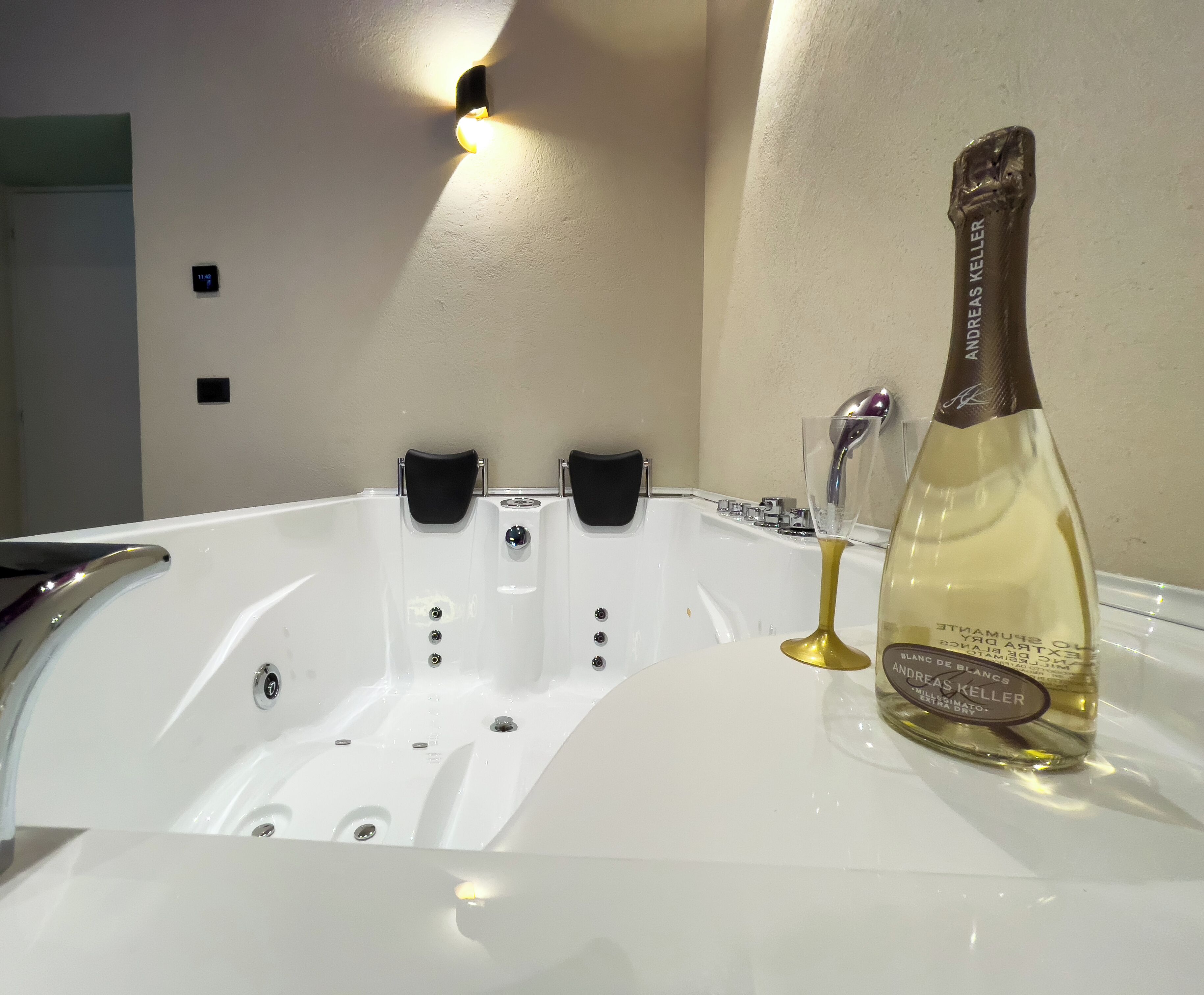 Deluxe-dobbeltværelse - 1 queensize-seng - balkon - udsigt til gårdsplads | Privat spabad