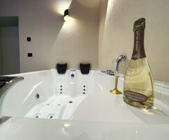 Deluxe Double Room, 1 Queen Bed, Balcony, Courtyard View | Private spa tub