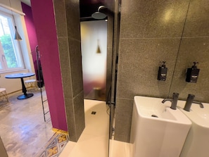 Quarto casal luxo, 1 cama Queen, sacada, vista para o pátio | Banheiro | Secador de cabelo, toalhas de banho, sabonete, shampoo