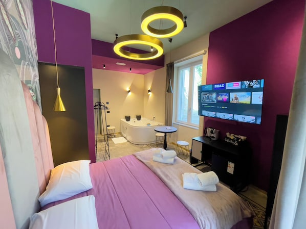 Quarto casal luxo, 1 cama Queen, sacada, vista para o pátio | Cortinas blackout, quartos à prova de som