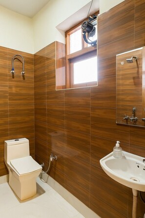 Departamento Deluxe, balcón, vista a la ciudad | Baño