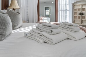 6 bedrooms, desk, iron/ironing board, travel cot