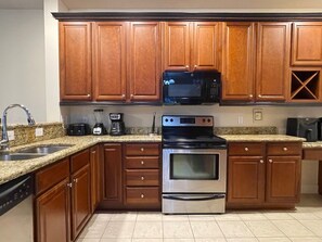 ثلاجة، ميكروويف، فرن، موقد طهي مسطح