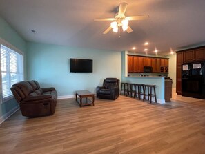 TV - 5 Bedroom, Pet Friendly Beach House - Hailey's Hideaway (Garden City)