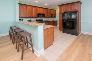 ثلاجة، ميكروويف، فرن، موقد طهي مسطح