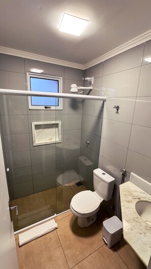Standard Triple Room | Bathroom | Shower, towels
