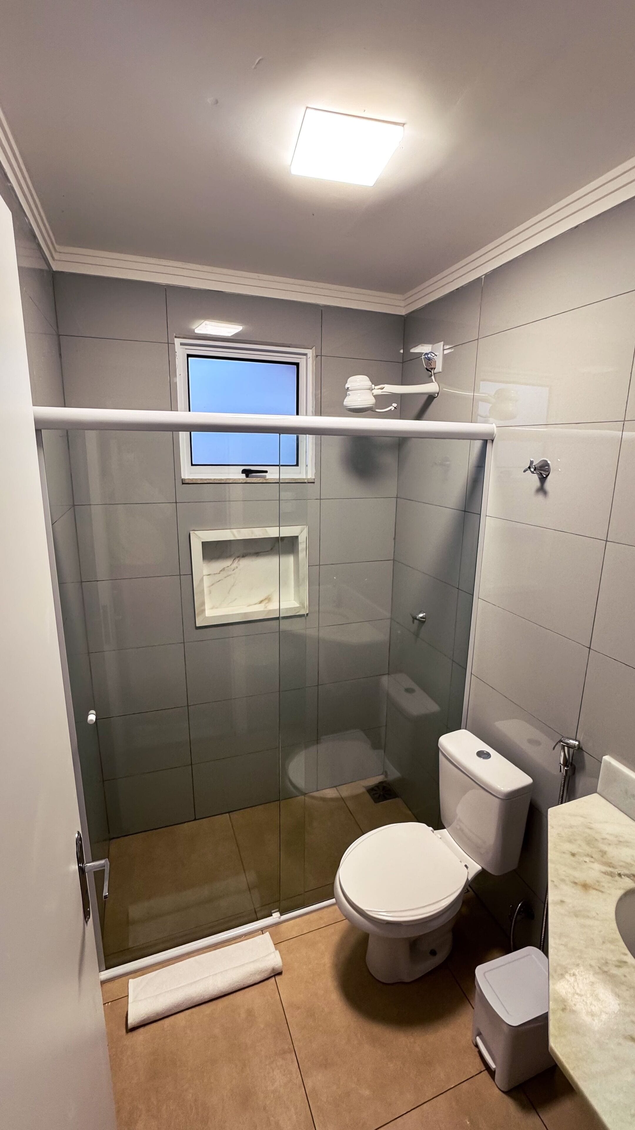 Quarto triplo | Banheiro | Chuveiro, toalhas de banho