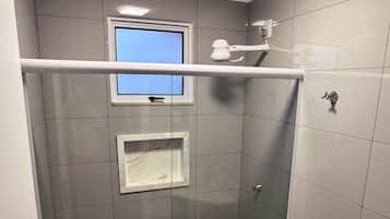 Quarto triplo | Banheiro | Chuveiro, toalhas de banho