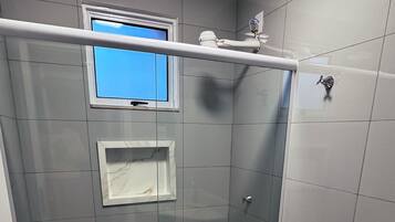 Quarto duplo standard | Banheiro | Chuveiro, toalhas de banho