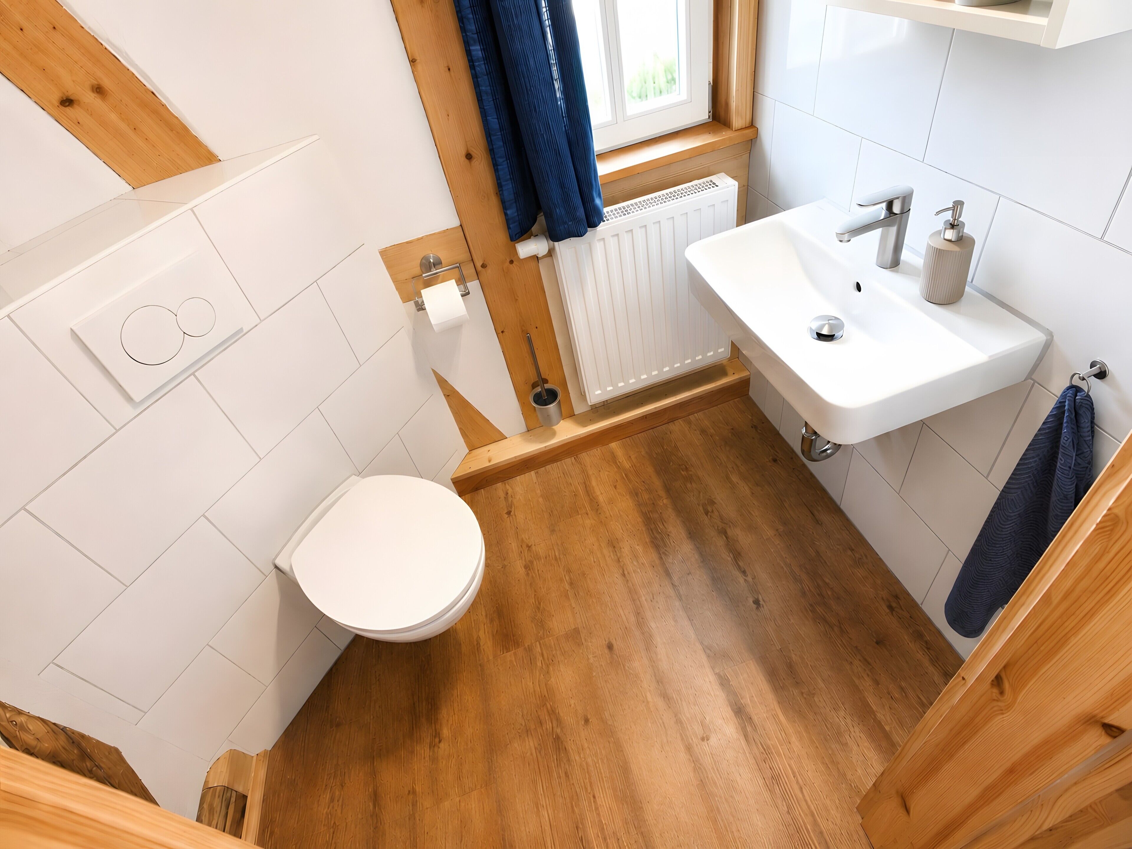 Un bagno con il water, un lavandino e una finestra.