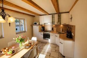 Fridge, microwave, oven, stovetop - Oberlausitzer Feha Mountain Cottage (Kurort Oybin)