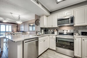 Refrigerador, microondas, horno y parrilla de estufa 