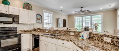 Réfrigérateur, micro-ondes, four, plaque de cuisson