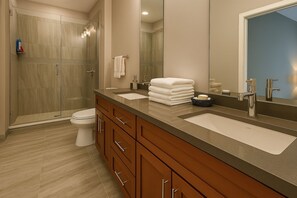 Shower, hair dryer, towels, soap - Downtown Sq: Stadium, Casino, Rock Hall, CSU (Cleveland)