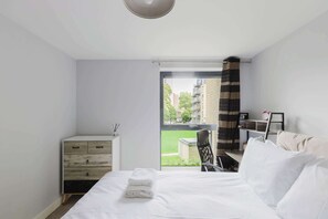 1 bedroom, iron/ironing board, internet, bed sheets - Bright 1BD Flat Near Iconic London Landmarks (Greater London)