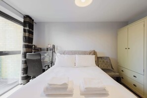 1 bedroom, iron/ironing board, internet, bed sheets - Bright 1BD Flat Near Iconic London Landmarks (Greater London)