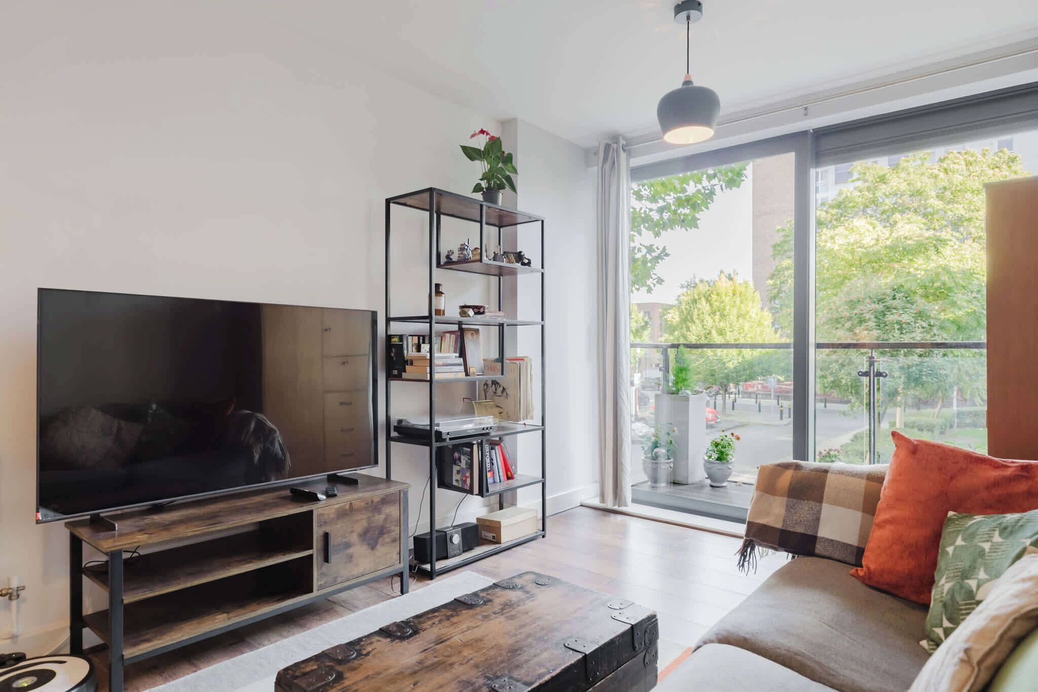 Een televisie, een stereo en een kantoor