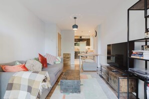 TV, stereo, offices - Bright 1BD Flat Near Iconic London Landmarks (Greater London)