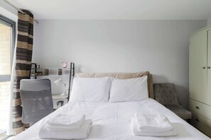 1 bedroom, iron/ironing board, Internet, bed sheets - Bright 1BD Flat Near Iconic London Landmarks (Greater London)