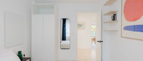 2 bedrooms, iron/ironing board, internet, bed sheets