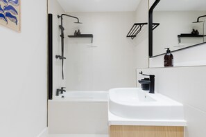 Shower, hair dryer - Beautifully Curated 2BD Flat, Heart of East London (Greater London)