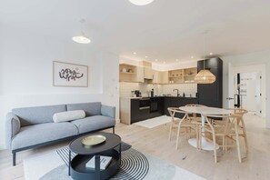 Interior - Beautifully Curated 2BD Flat, Heart of East London (Greater London)