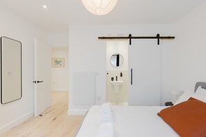2 bedrooms, iron/ironing board, internet, bed sheets