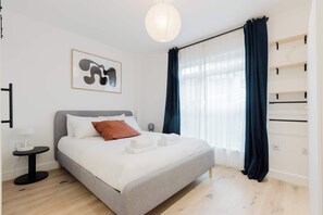 2 bedrooms, iron/ironing board, Internet, bed sheets - Beautifully Curated 2BD Flat, Heart of East London (Greater London)