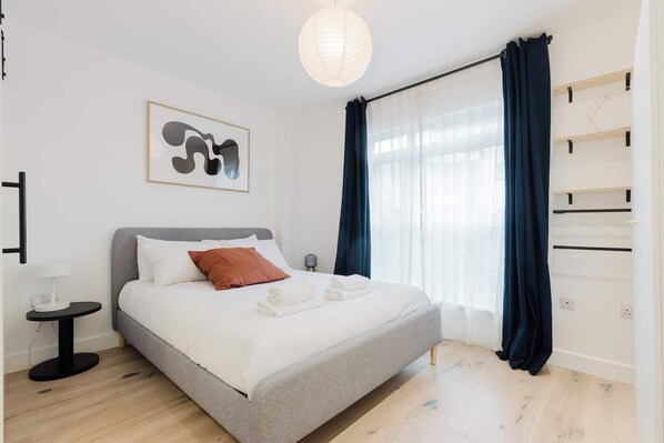 2 bedrooms, iron/ironing board, internet, bed sheets