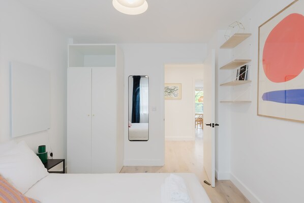 2 habitaciones, tabla de planchar con plancha, internet y ropa de cama
