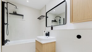 Shower, hair dryer - Beautifully Curated 2BD Flat, Heart of East London (Greater London)