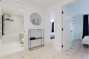 2 bedrooms, iron/ironing board, internet, bed sheets - Beautifully Curated 2BD Flat, Heart of East London (Greater London)
