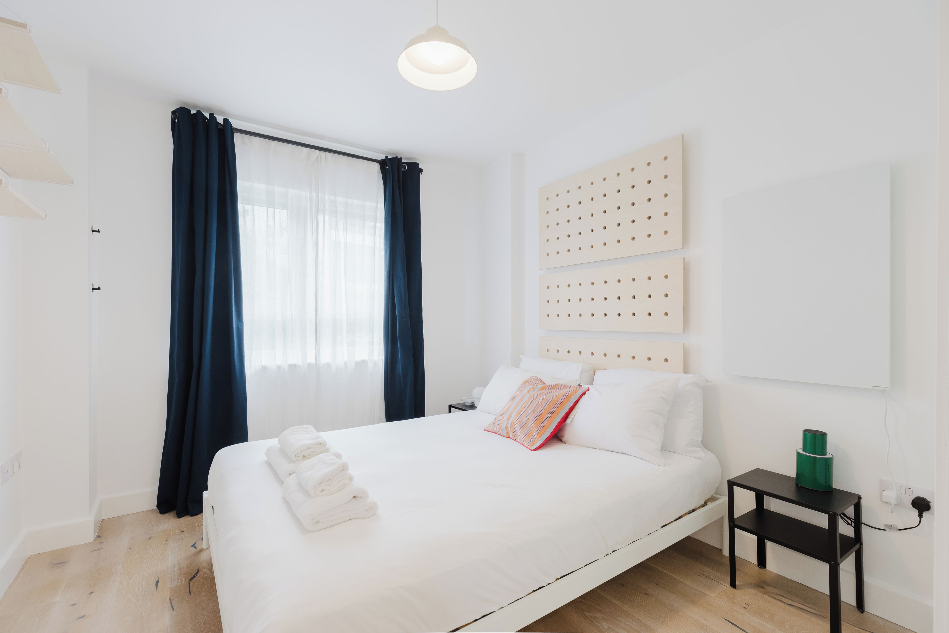 2 bedrooms, iron/ironing board, internet, bed sheets