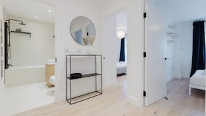 2 bedrooms, iron/ironing board, internet, bed sheets - Beautifully Curated 2BD Flat, Heart of East London (Greater London)