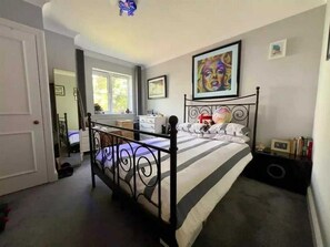2 bedrooms, iron/ironing board, internet, bed sheets - Stylish 2BD Flat with Parking, Beckenham (Greater London)