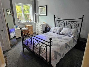 2 bedrooms, iron/ironing board, Internet, bed sheets