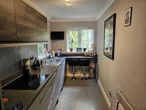 Fridge, microwave, oven, stovetop - Stylish 2BD Flat with Parking, Beckenham (Greater London)