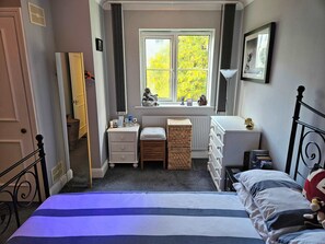 2 bedrooms, iron/ironing board, internet, bed sheets