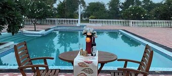 Hi5 Stays DAY USE Farm/BIG Pool/Pool Party