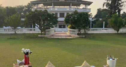 Hi5 Stays DAY USE Farm/BIG Pool/Pool Party