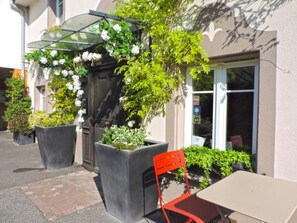Outdoor dining - Les Chambres de Louise (Habsheim)